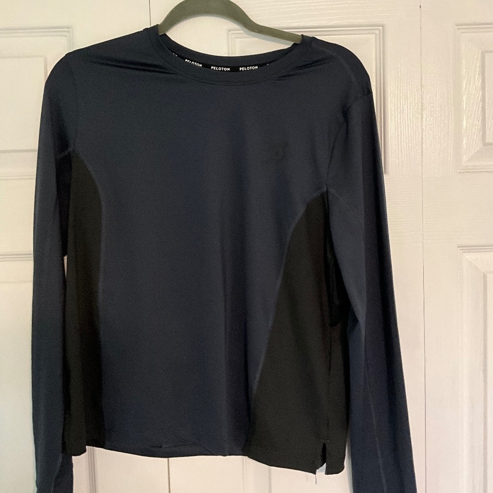 NWT Peloton long sleeve warm up shirt Navy L with zipper pouch